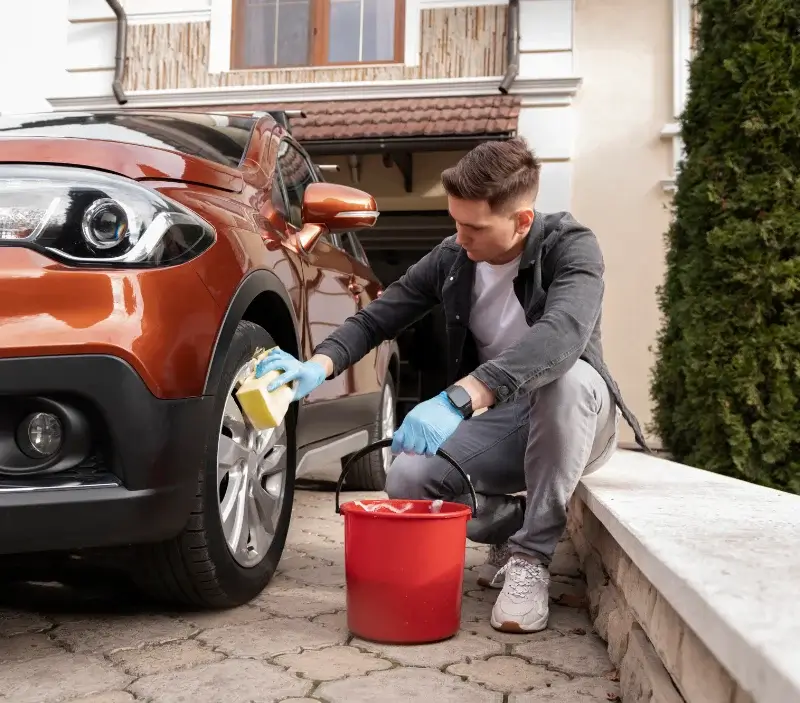 Lavage auto à domicile Leval : professionnel intervenant sur un véhicule